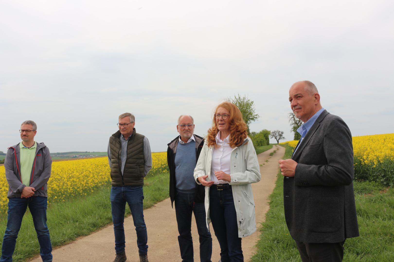 v.l.n.r.: Werner Nauerz (LfS), Eberhard Veith und Roland Krämer (beide Naturlandstiftung Saar), Umweltministerin Petra Berg und Bürgermeister Horst Trenz.