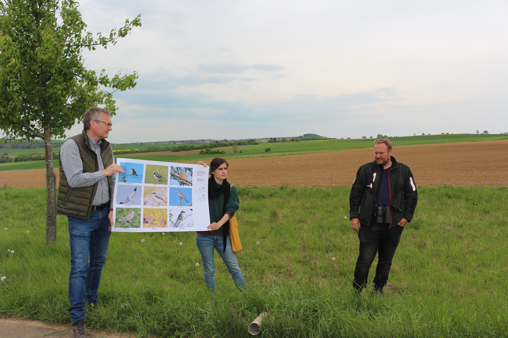 Rolf Klein, vom Planungsbüro Milvus, erläutert den Teilnehmerinnen und Teilnehmern die Ergebnisse des Monitorings.